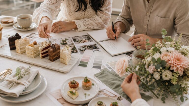 Svatební plánování tři měsíce před svatbou s poznámkami, menu kartou a zelení