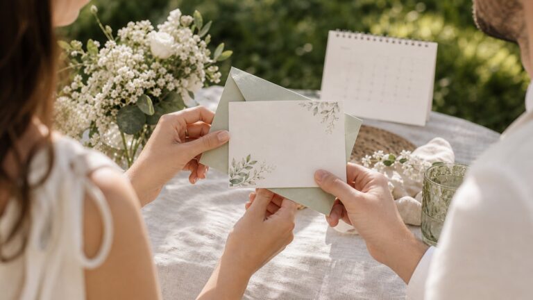 Save the date kartička s kalendářem, obálkou a jemnou květinovou dekorací