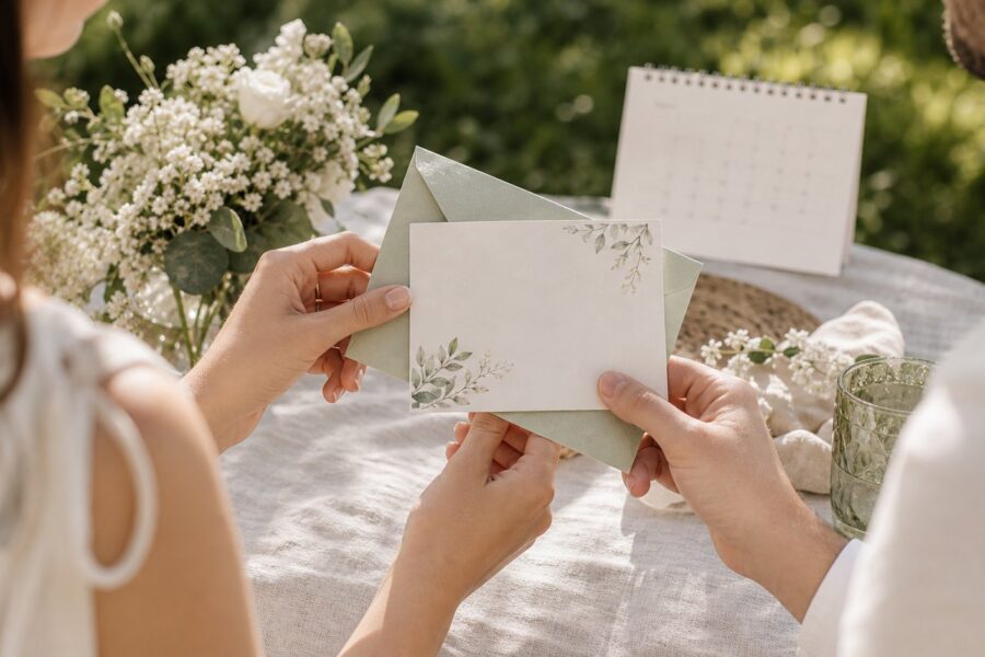 Save the date kartička s kalendářem, obálkou a jemnou květinovou dekorací